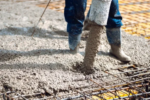 Concrete_pour_on_reinforced_mesh_3__1